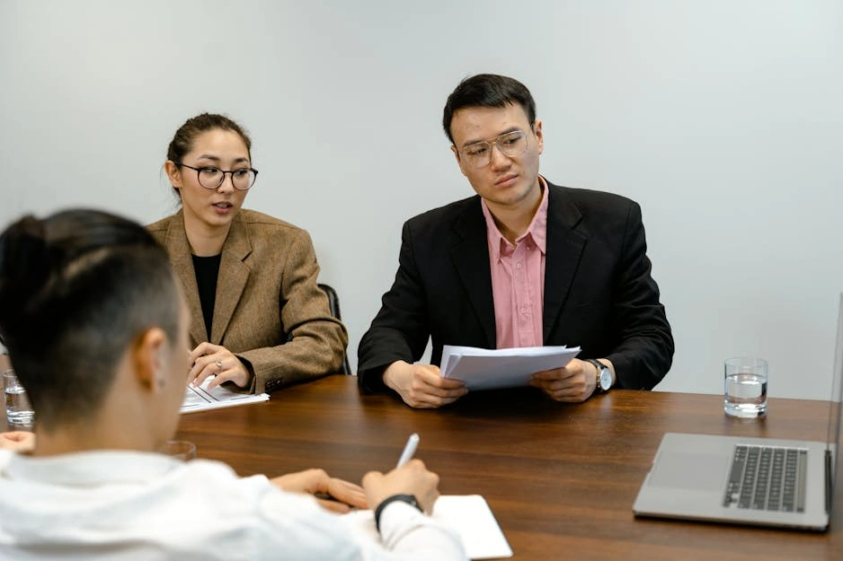 Doświadczony menedżer prowadzący spotkanie z zespołem w sali konferencyjnej.